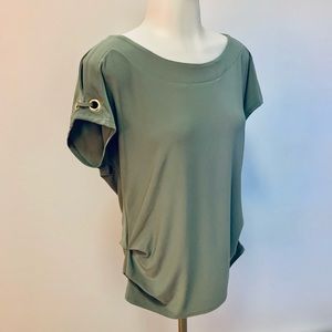 Short sleeve blouse with gold accent